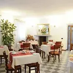 Park Regina - With Air-condition And Outdoor Heated Pool Hotell 3*