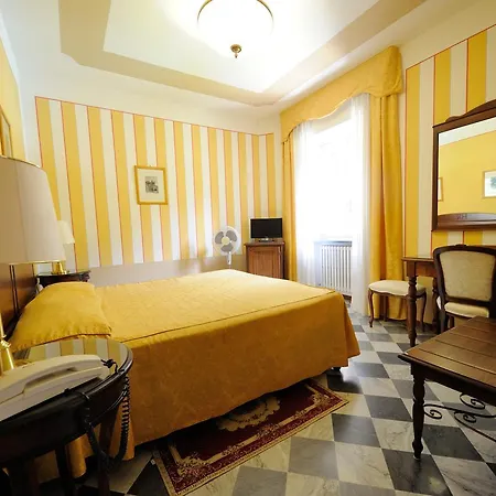 Park Regina - With Air-condition And Outdoor Heated Pool 3*